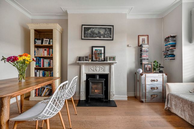 5a Connaught Avenue, London photo 3