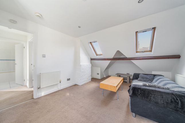 Flat 26A, 26, Station Approach, Surrey photo 4