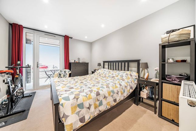 Flat for sale in Bradley Road, Clapham Park