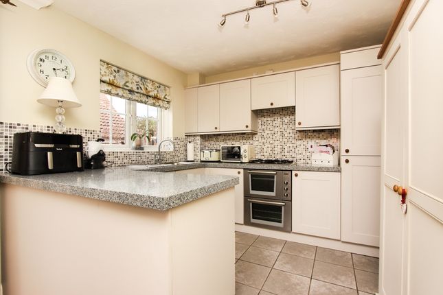 34, Stone Close, Wellingborough photo 4