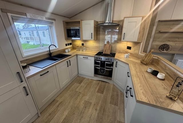 Abi Kielder, Vinnetrow Road West Sussex, Chichester photo 4