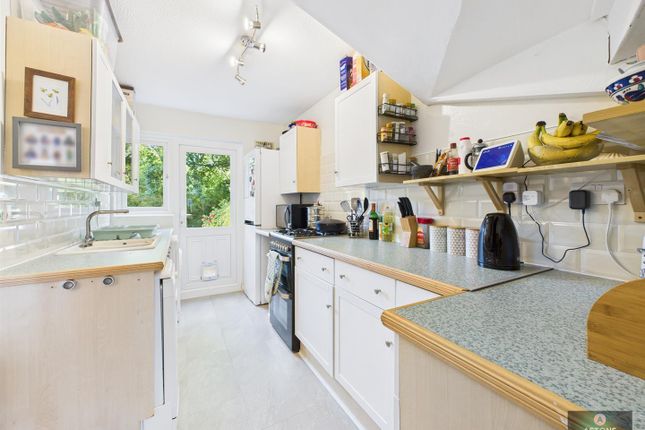 35, Poynings Road, Crawley photo 3