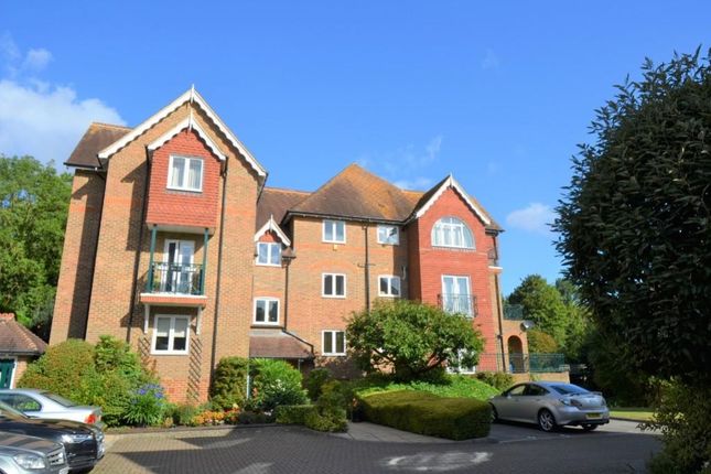 2 bed flat to rent in Wallis Mews, Guildford Road, Fetcham, Leatherhead KT22