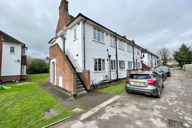 Maisonette to rent in The Orchard, Oakwood