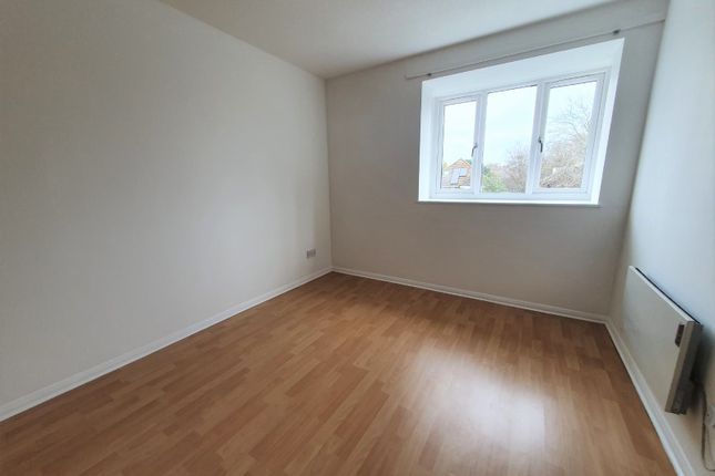 Flat to rent in Consort House, Netley Abbey