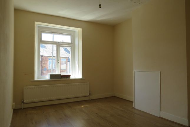 Flat to rent in High Street, Woodford, Kettering