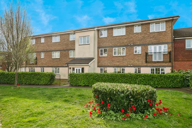 Flat for sale in Kiln Way, Dunstable, Bedfordshire