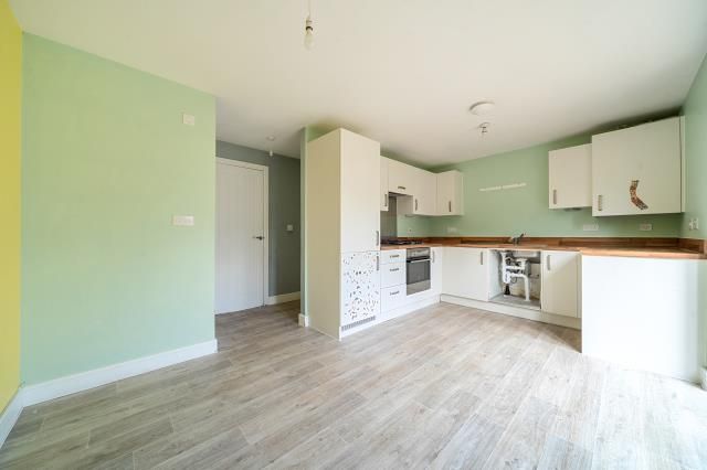 14, Queen Gardens, Didcot photo 4