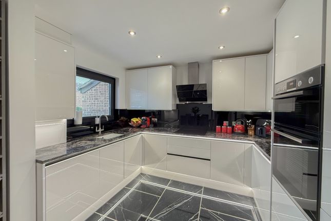 69, Blenheim Way, Stevenage photo 2