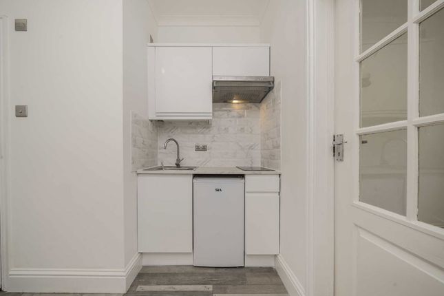 Flat 4, 104, Hammersmith Grove, London photo 4