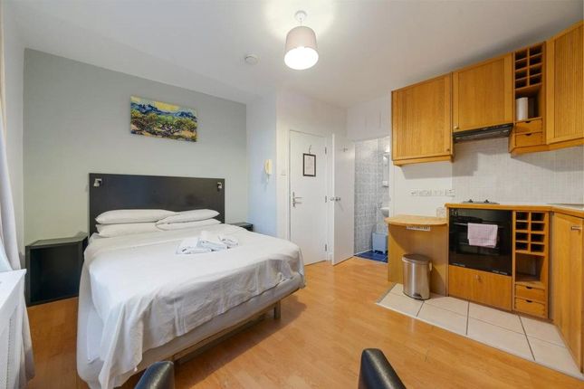 Studio flat on Flat 13, 27, Cartwright Gardens, London, £2,296/mo