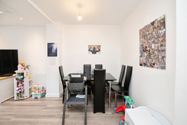 40, Bridgend Crescent, Rainham photo 3