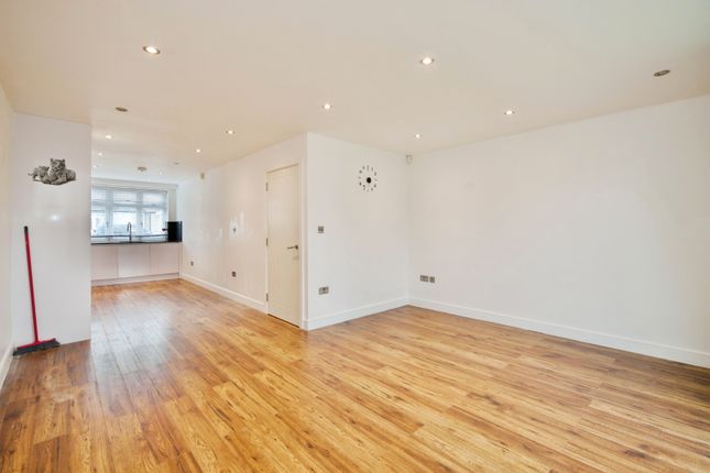 65A, Mayswood Gardens, Dagenham photo 4