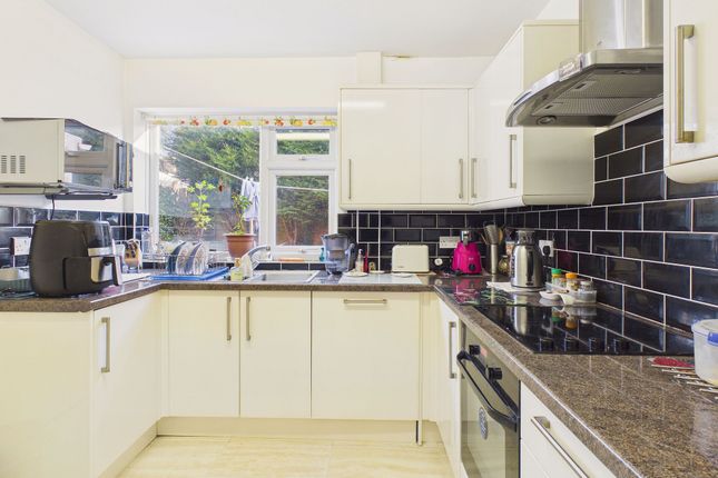 25 Weymouth Gardens, Gateshead photo 3
