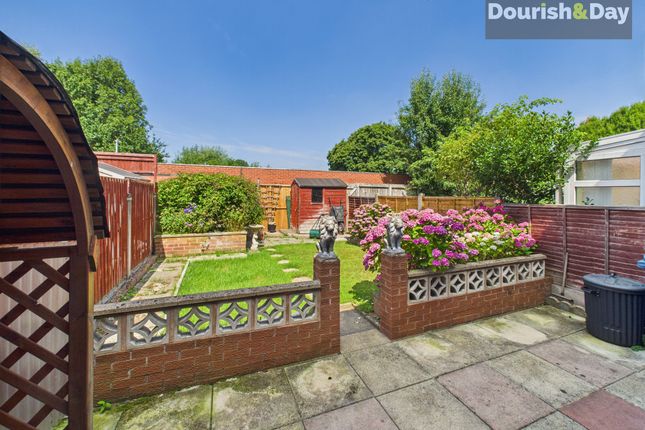 2 Howard Road, Stafford photo 4