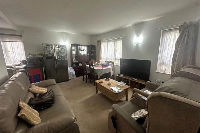 Flat 101, Fuscia Court, Feltham photo 3