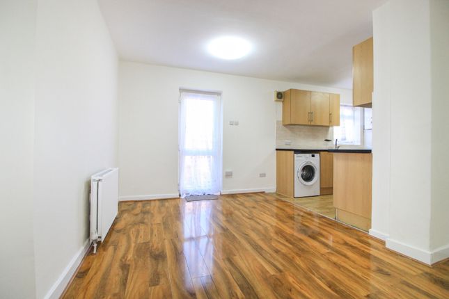 15, Waltham Drive, Queensbury photo 4