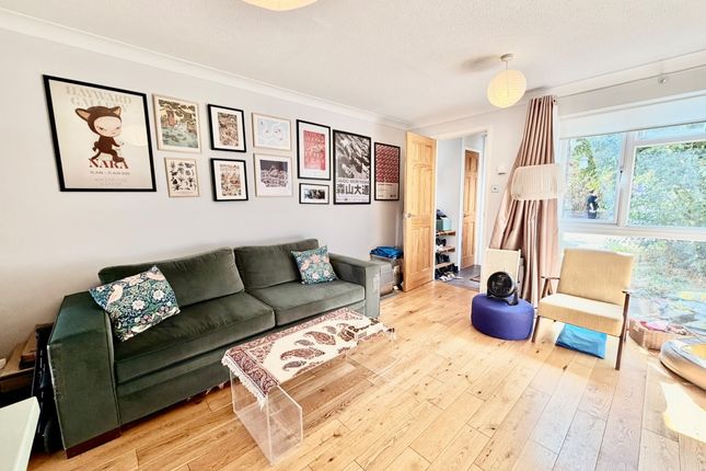 34, Aspen Close, Ealing photo 2