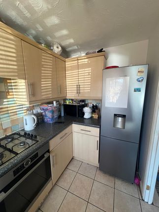 31 Heathside Close, Ilford photo 5