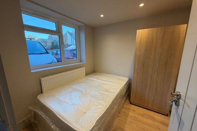 3 Old Farm Road, West Drayton photo 5