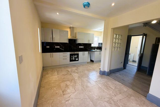 15 Monarch Close, FELTHAM photo 2
