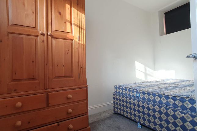 Flat to rent in Wood Lane, Iver