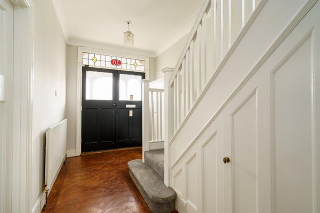 30, Byron Avenue, London photo 4