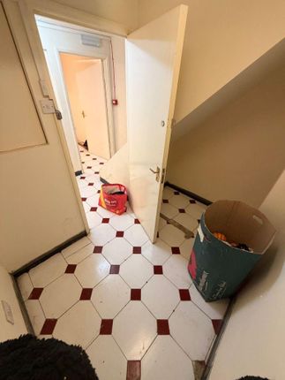 Complete Basement To Rent, Graham Road, Hackney photo 4
