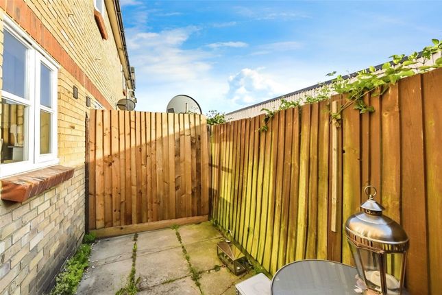11, Amblecote Meadows, London photo 4