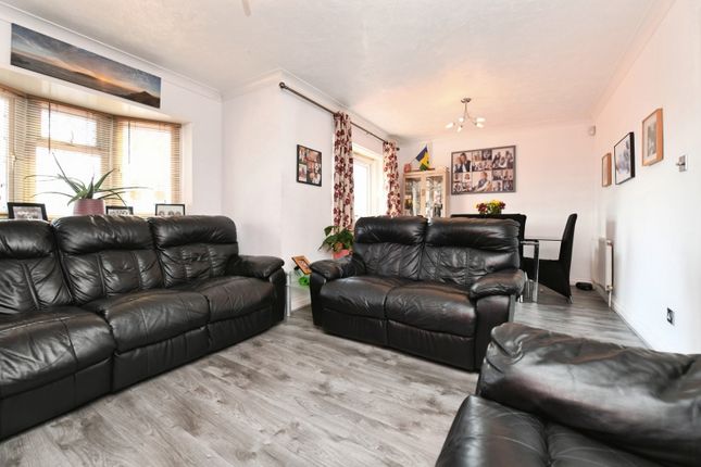 8, Downs Grove, Essex photo 3