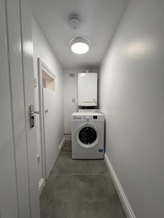 Flat to rent in West Green Road, London