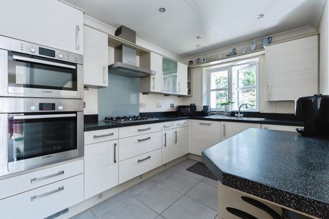 8, The Gables, 12-14, Manor Close, Ferndown photo 2