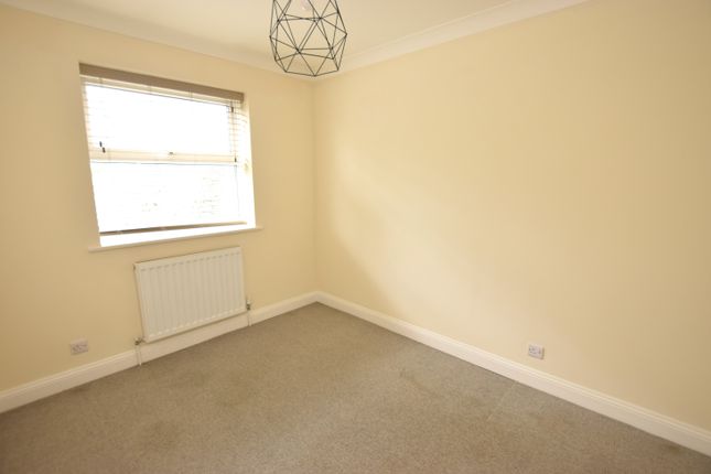 12, Lodge Close, Huntingdon photo 4