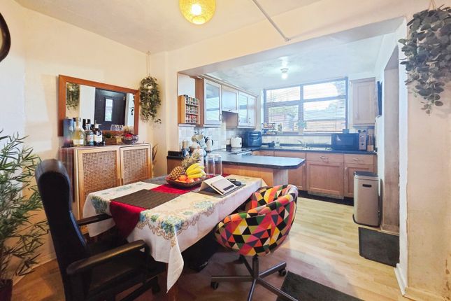 33, Cliffedale Crescent, Worsbrough, Barnsley photo 2