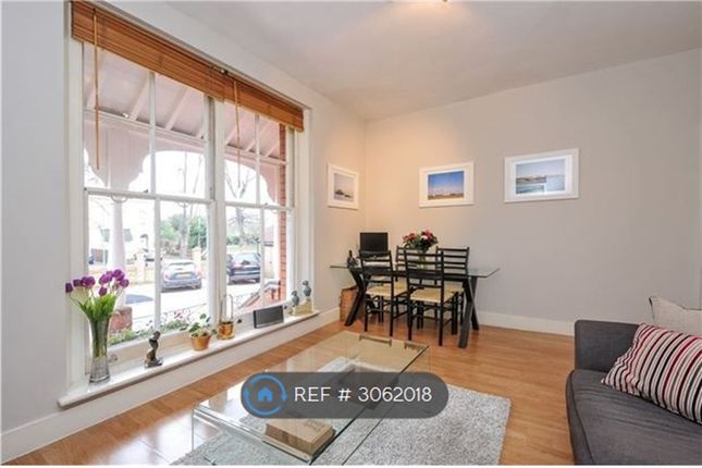 Flat  The Chateau  North Street, Carshalton photo 2