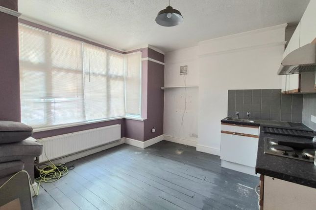 11 Warwick Avenue, Bedford photo 4
