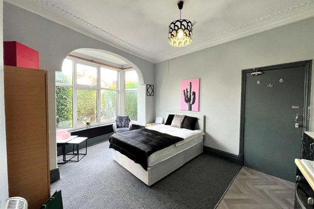 76, Hollyshaw Lane, Leeds photo 2