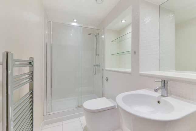 Flat to rent in Wharfside Point South, Prestons Road, London