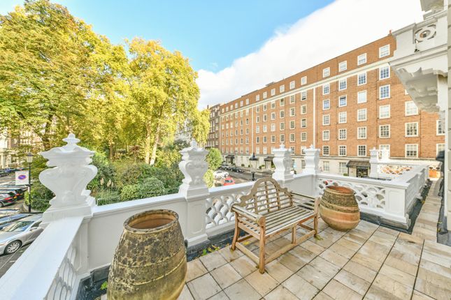 Flat for sale in Lowndes Square, London