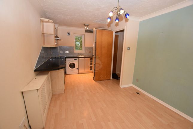 184, Dale Close, Colchester photo 4