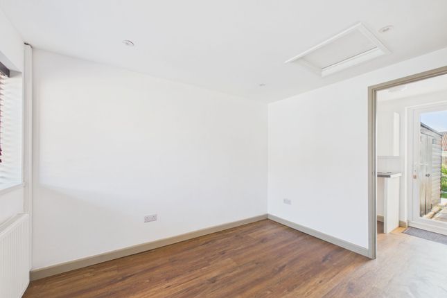 25 Church Meadow, Llantwit Major photo 3