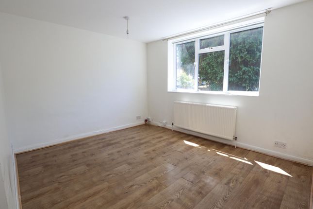 Flat 2, 131, Meadway, Coulsdon photo 4