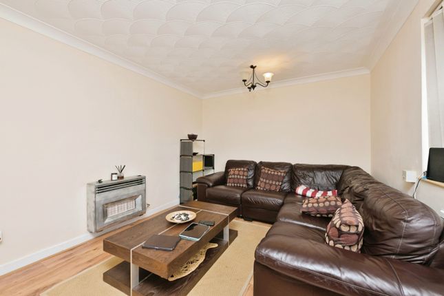 Flat for sale in Bourne Crescent, Northampton, Northamptonshire