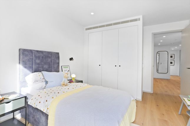 Flat to rent in York Way, London
