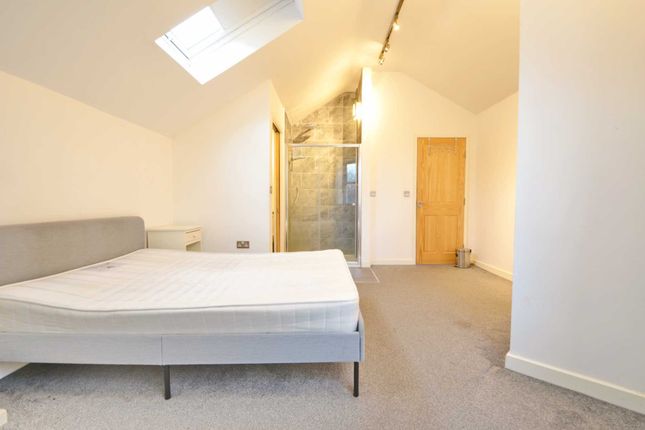 Room to rent in Hill Avenue, Victoria Park