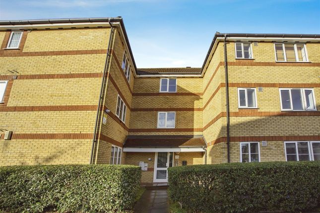 Thumbnail Flat for sale in Lewes Close, Grays