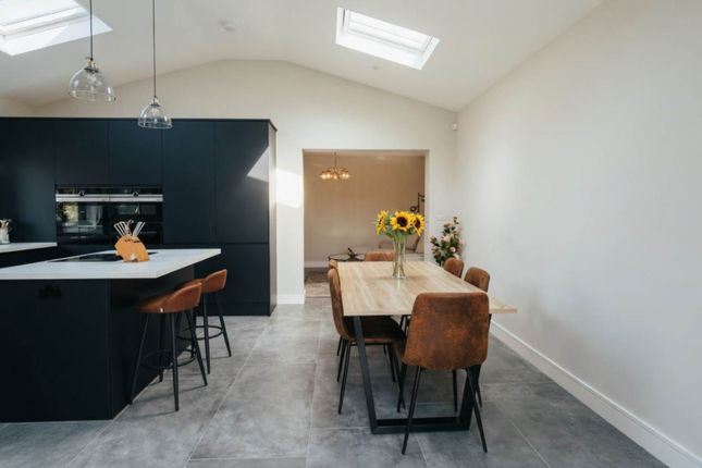 82, Sturgess Avenue, London photo 3