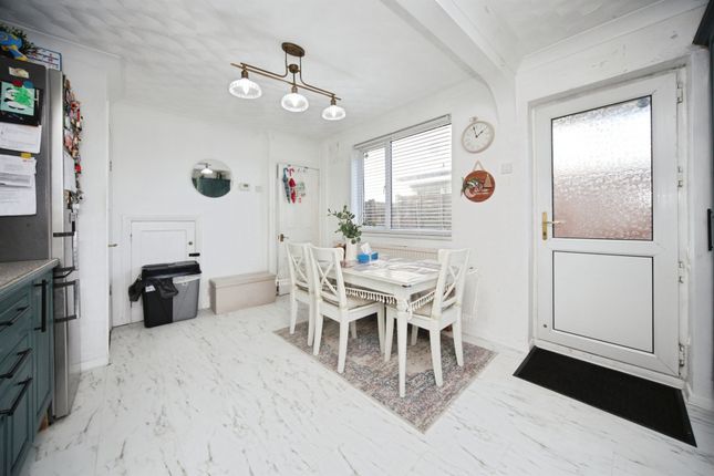 24, Whitefield Avenue, Luton photo 4