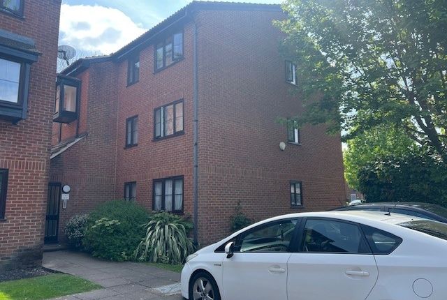 15, Tempsford Close, Enfield photo 2