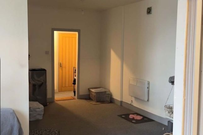 5C Market Street, Heckmondwike photo 3